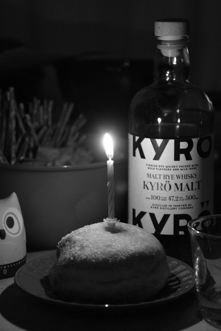 chips, salzstangen, berliner und'n singlemalt